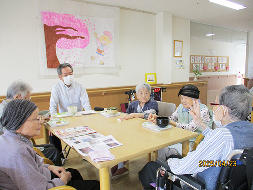 食堂での井戸端会議