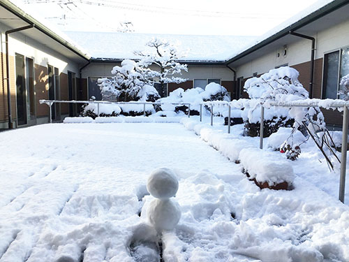 中庭の雪の風景